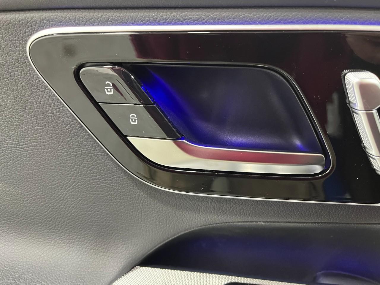 Mercedes-Benz GLC Vehicle Full-screen Gallery Image 31