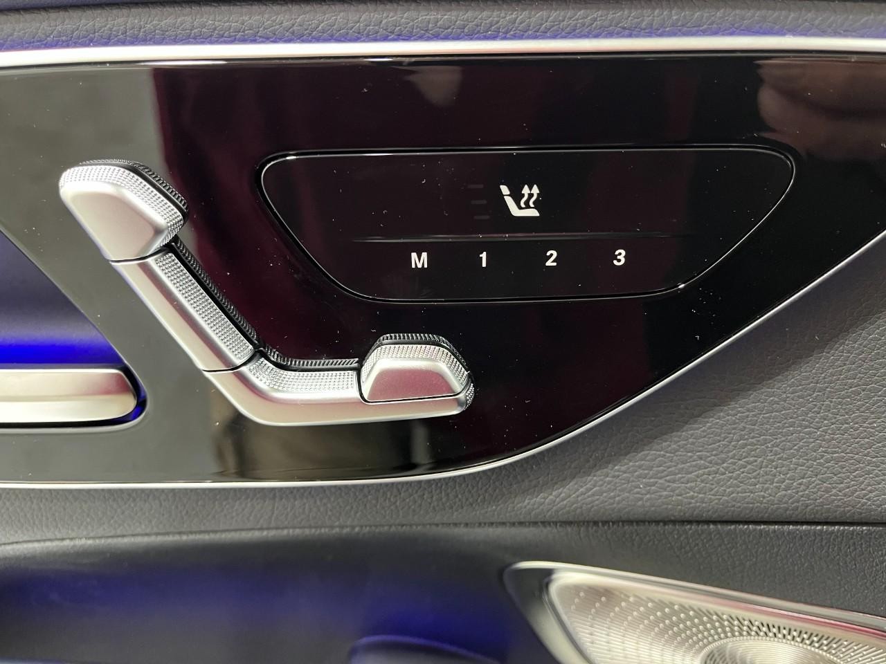 Mercedes-Benz GLC Vehicle Full-screen Gallery Image 32