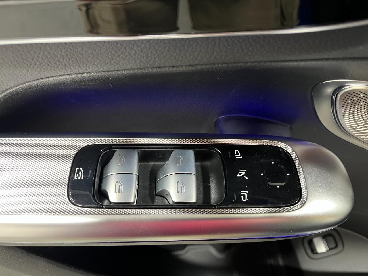 Mercedes-Benz GLC Vehicle Full-screen Gallery Image 34