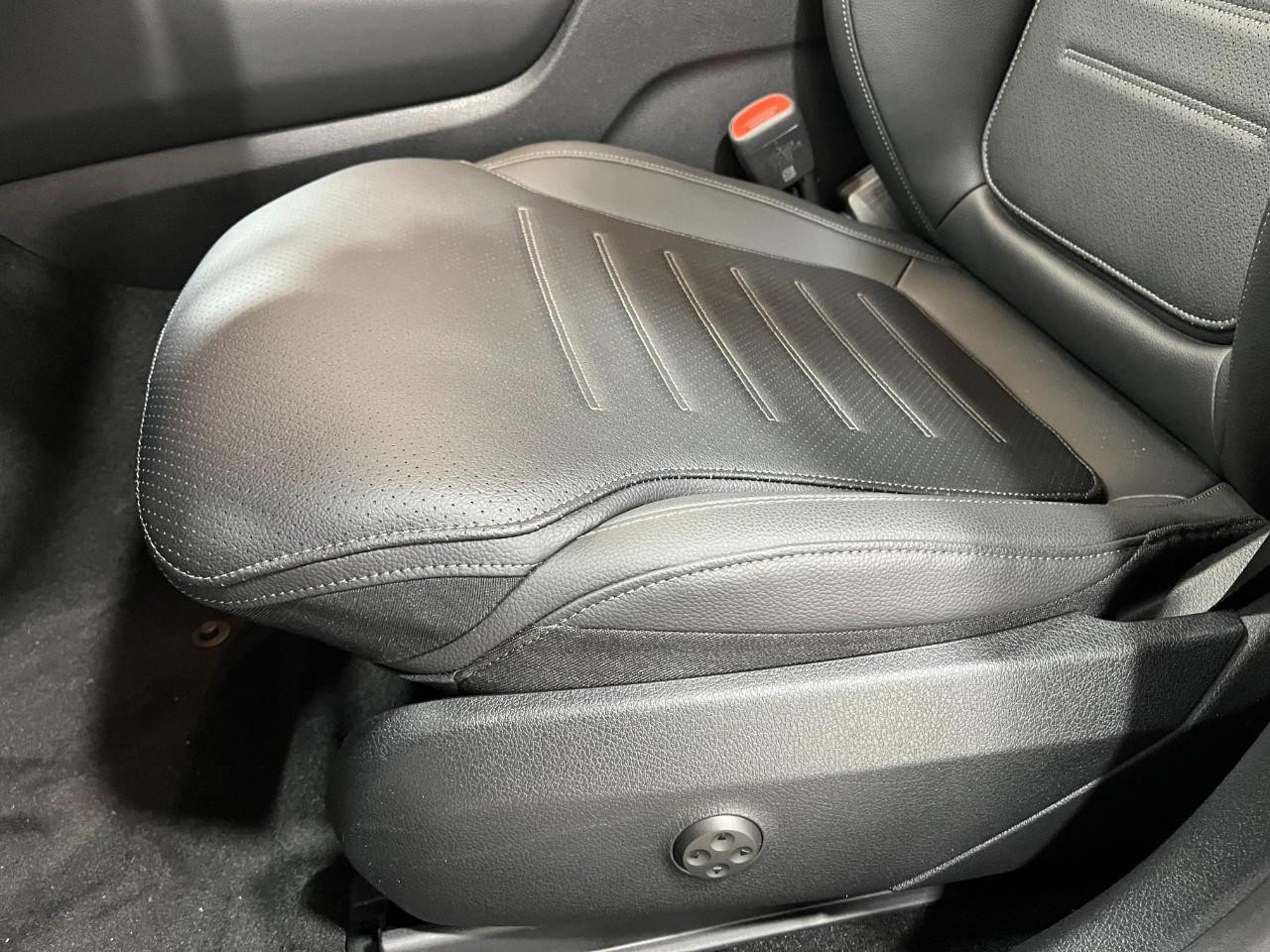 Mercedes-Benz GLC Vehicle Full-screen Gallery Image 36