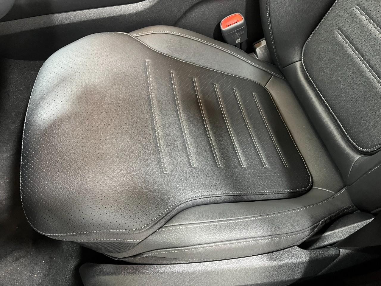 Mercedes-Benz GLC Vehicle Full-screen Gallery Image 38