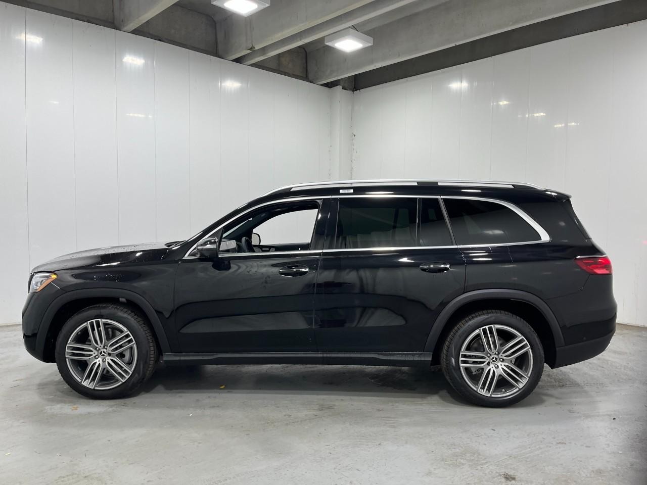 Mercedes-Benz GLS Vehicle Full-screen Gallery Image 2