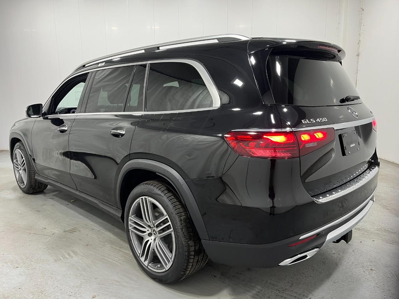 Mercedes-Benz GLS Vehicle Full-screen Gallery Image 3
