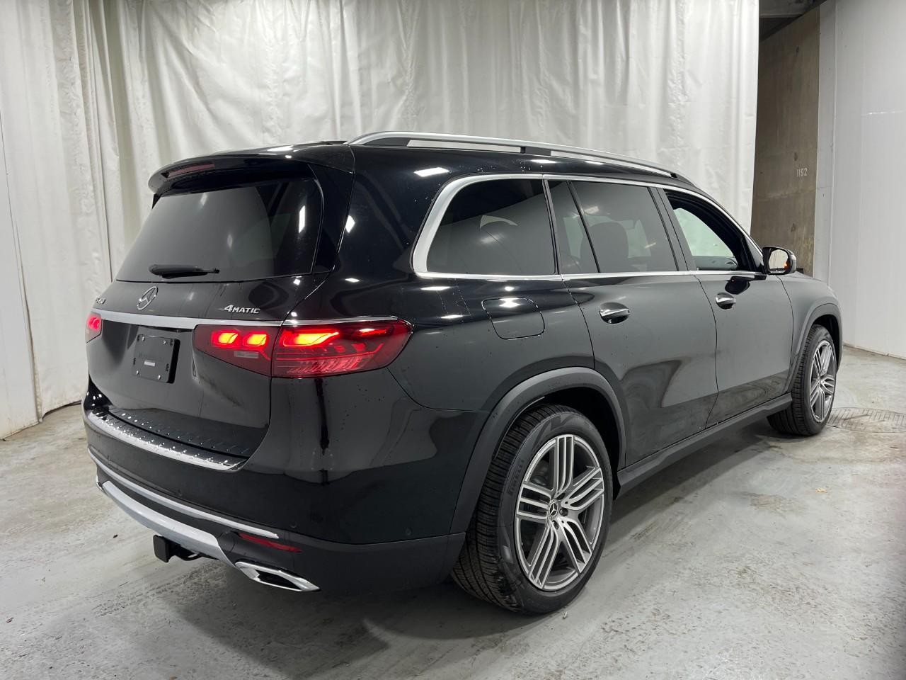 Mercedes-Benz GLS Vehicle Full-screen Gallery Image 4