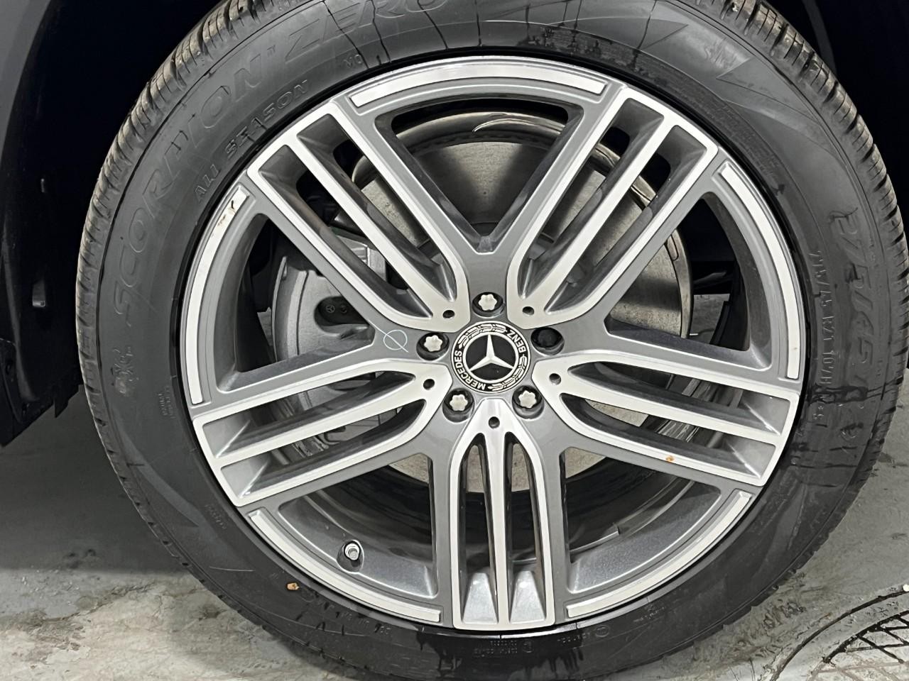 Mercedes-Benz GLS Vehicle Full-screen Gallery Image 5