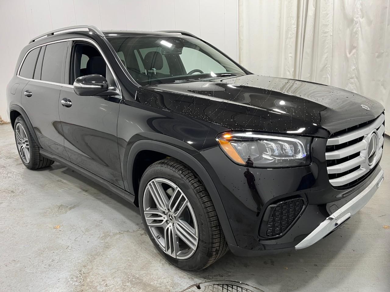 Mercedes-Benz GLS Vehicle Full-screen Gallery Image 6