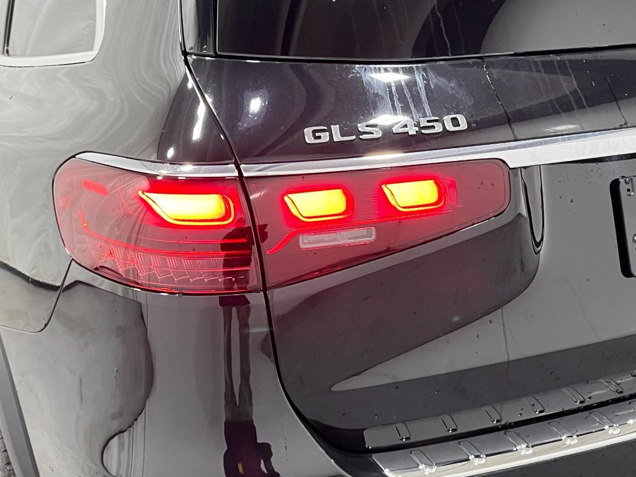 Mercedes-Benz GLS Vehicle Full-screen Gallery Image 11