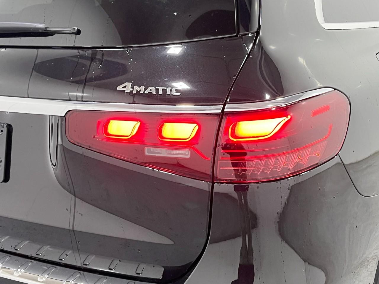 Mercedes-Benz GLS Vehicle Full-screen Gallery Image 12