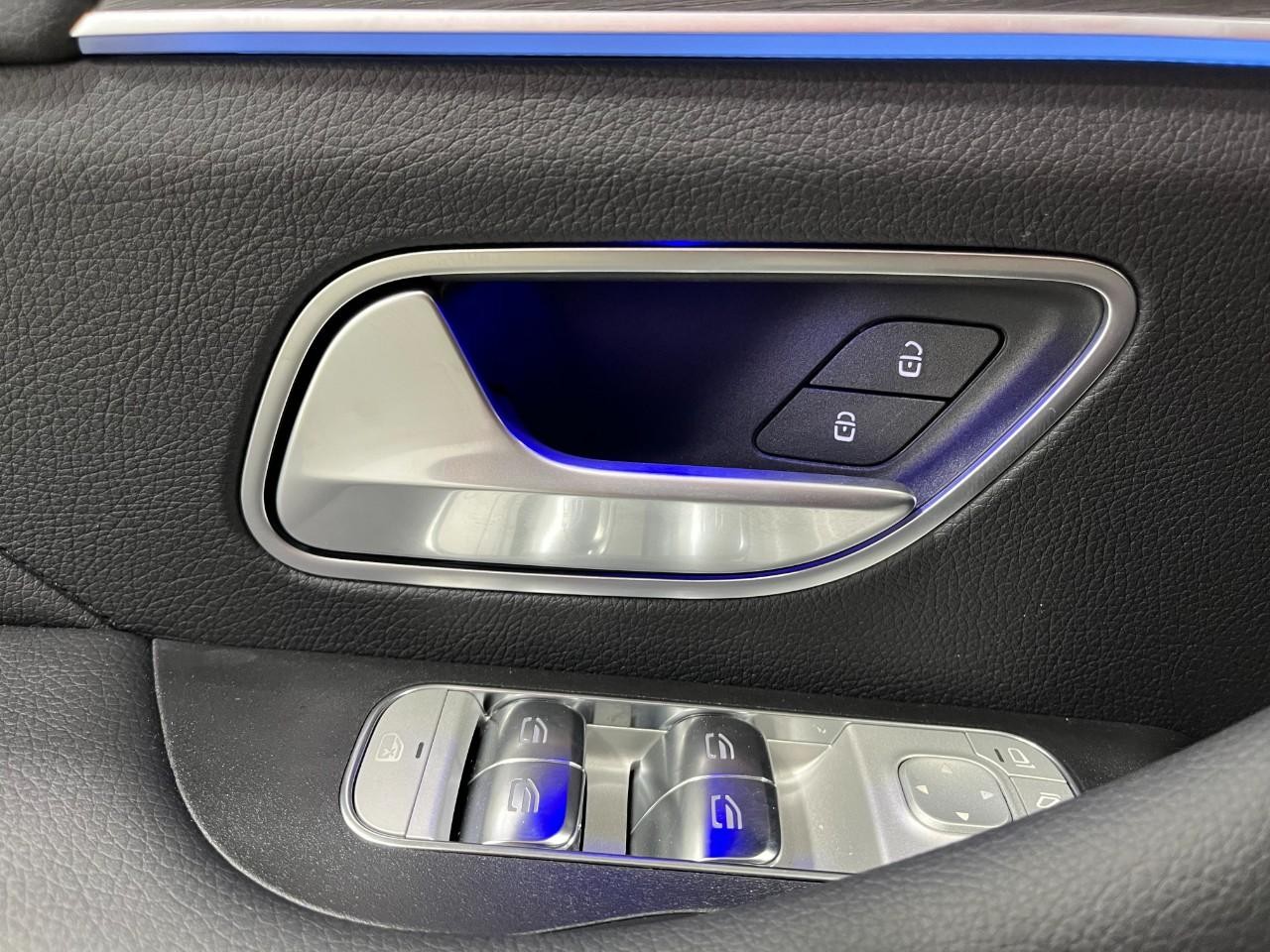 Mercedes-Benz GLS Vehicle Full-screen Gallery Image 36