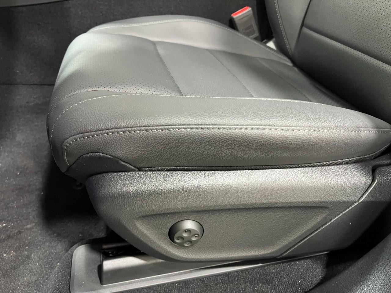 Mercedes-Benz GLS Vehicle Full-screen Gallery Image 38