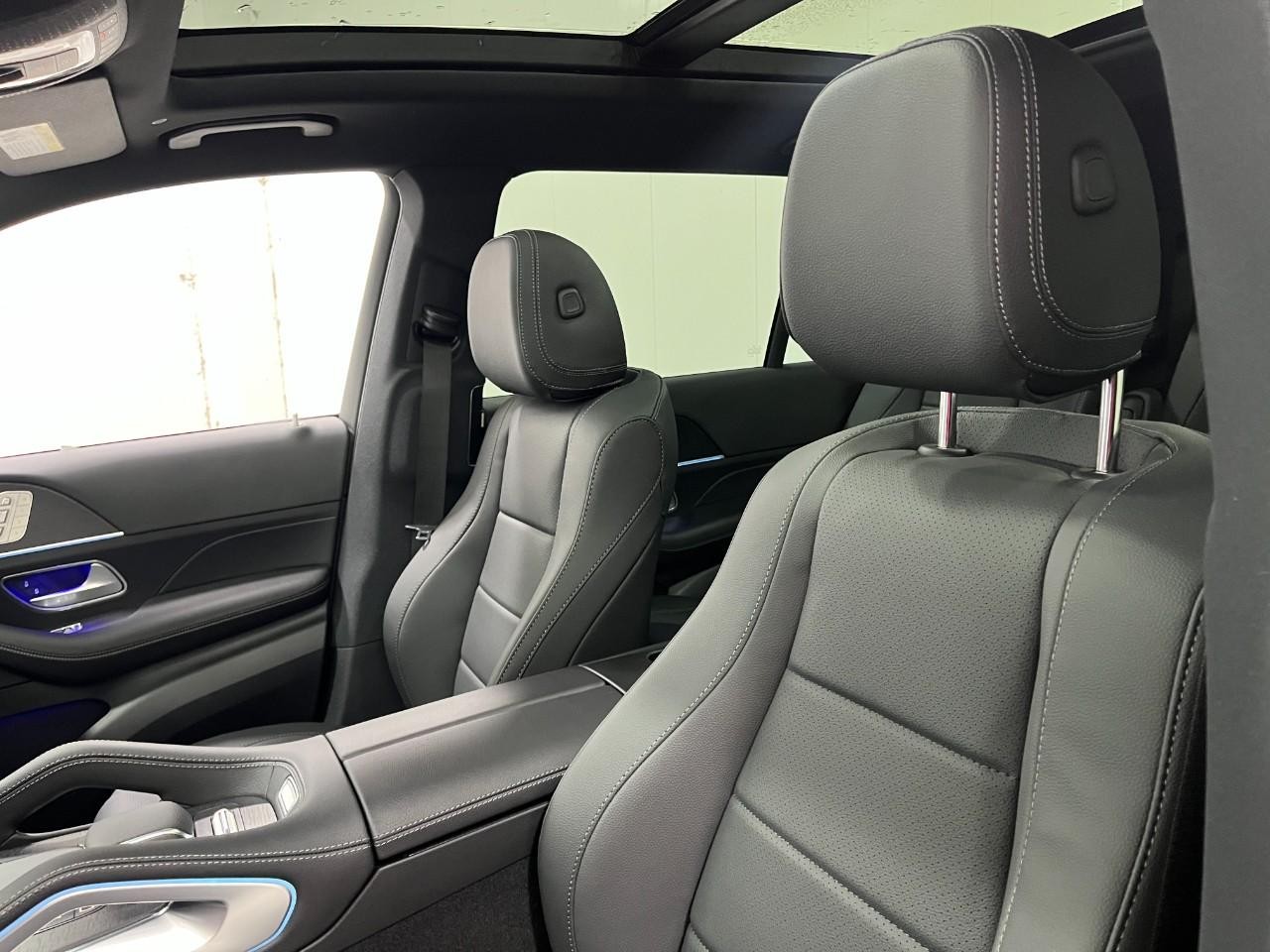 Mercedes-Benz GLS Vehicle Full-screen Gallery Image 39