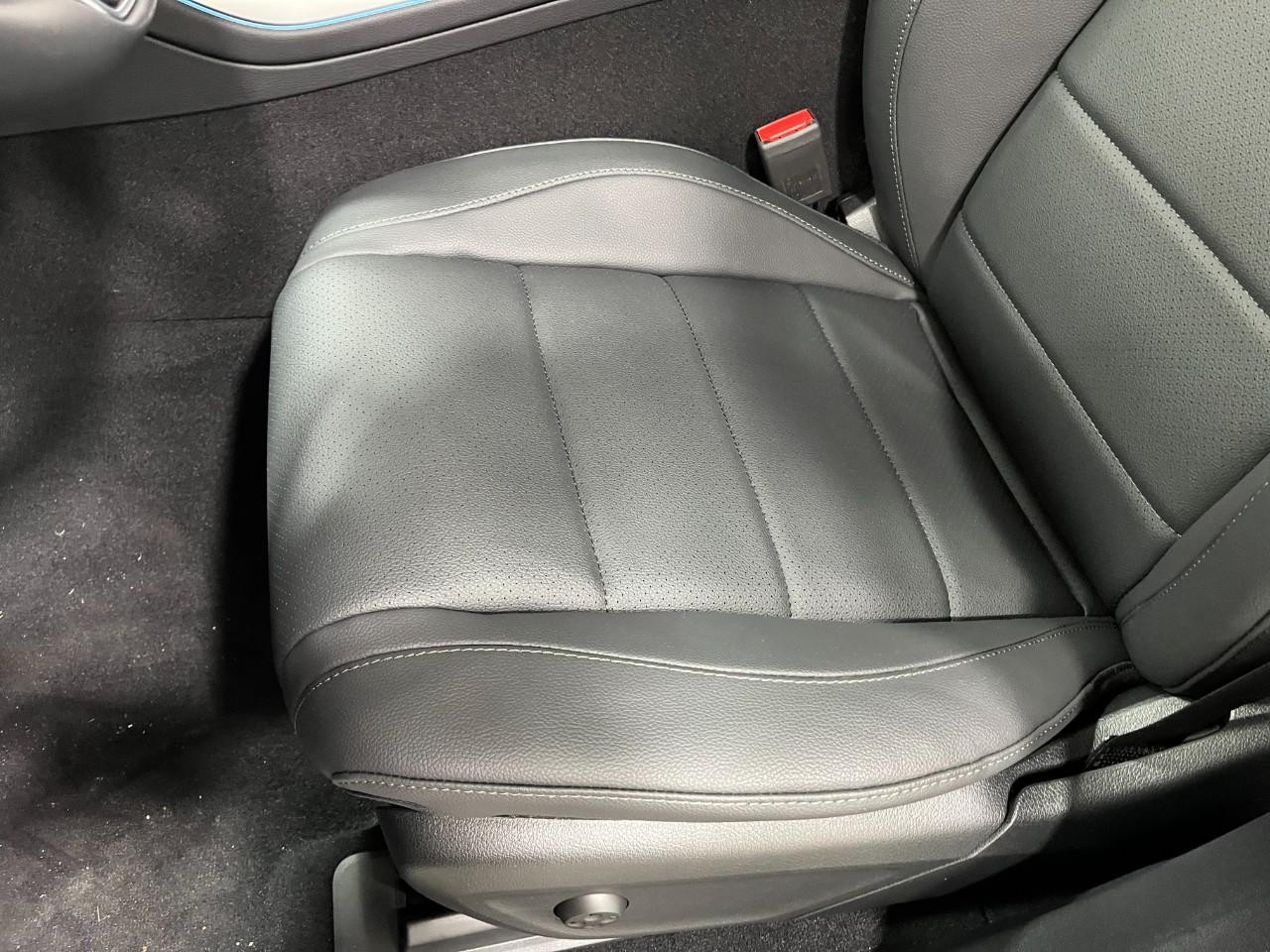 Mercedes-Benz GLS Vehicle Full-screen Gallery Image 40