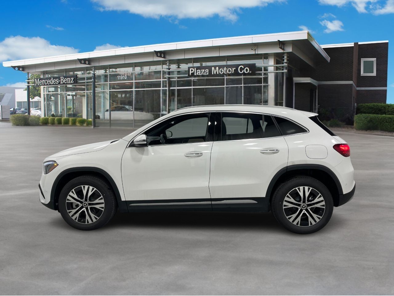 Mercedes-Benz GLA Vehicle Full-screen Gallery Image 2