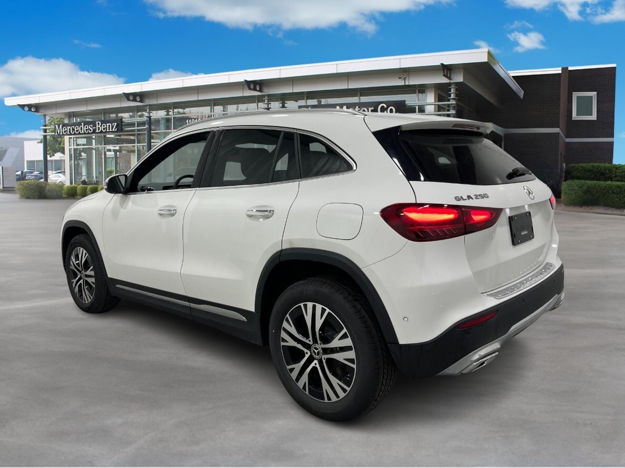 Mercedes-Benz GLA Vehicle Full-screen Gallery Image 3