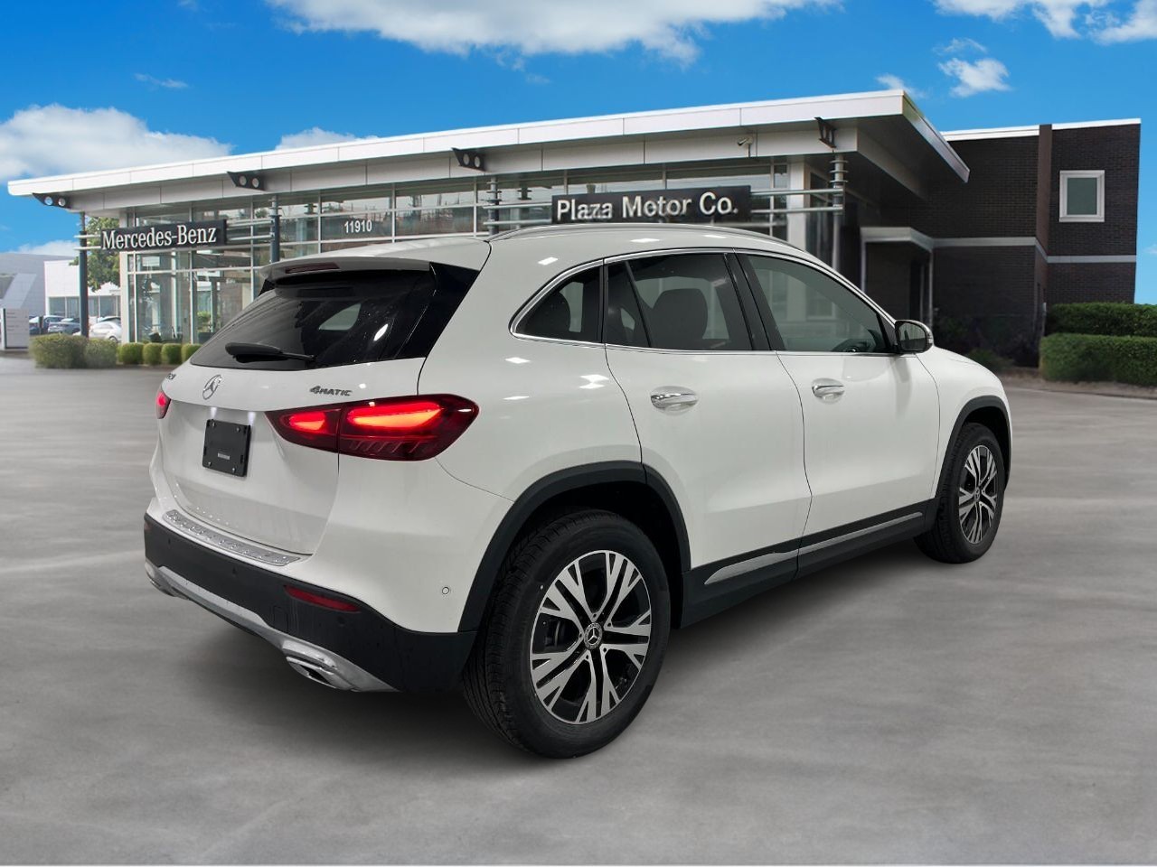 Mercedes-Benz GLA Vehicle Full-screen Gallery Image 4