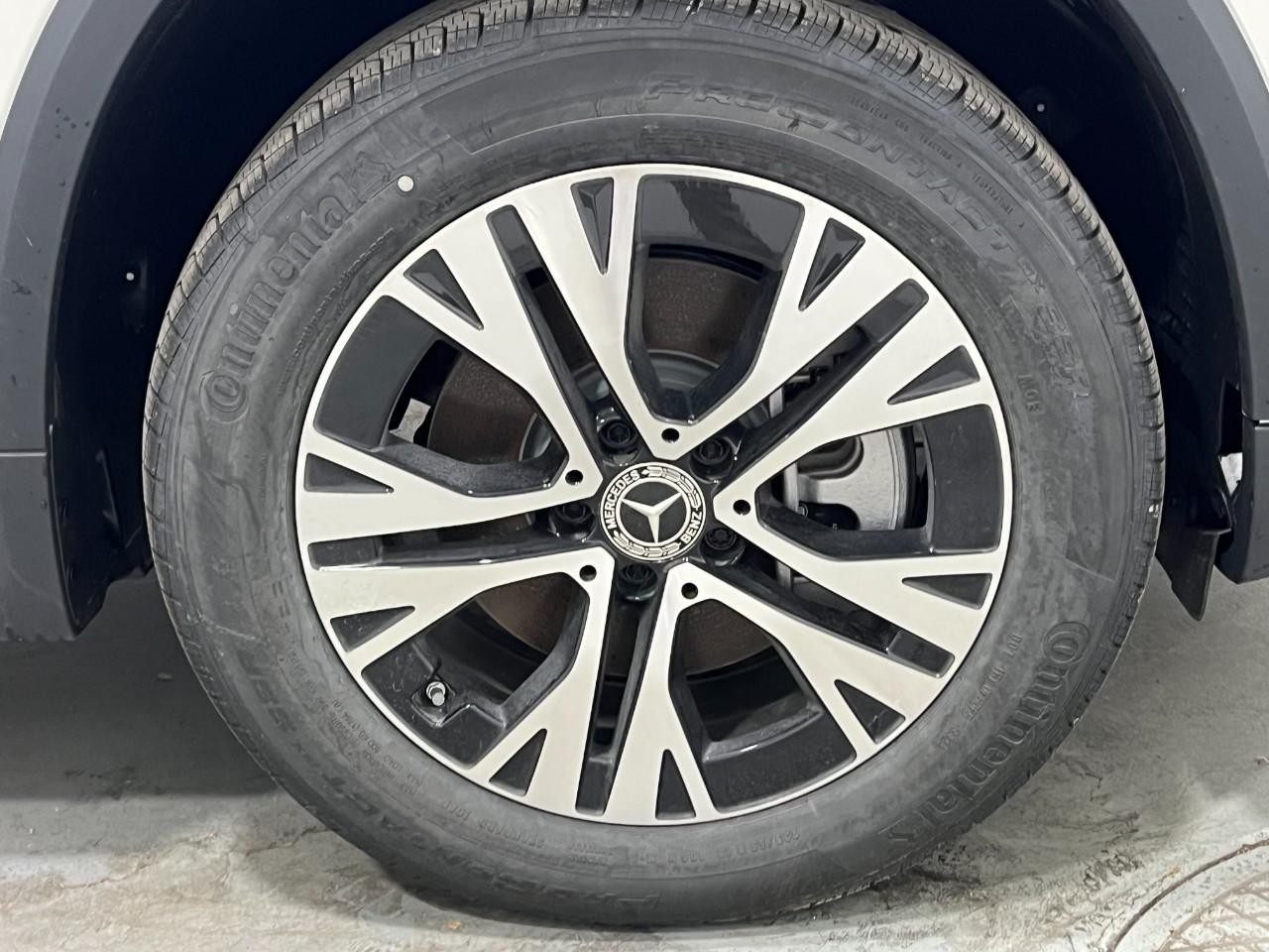 Mercedes-Benz GLA Vehicle Full-screen Gallery Image 5