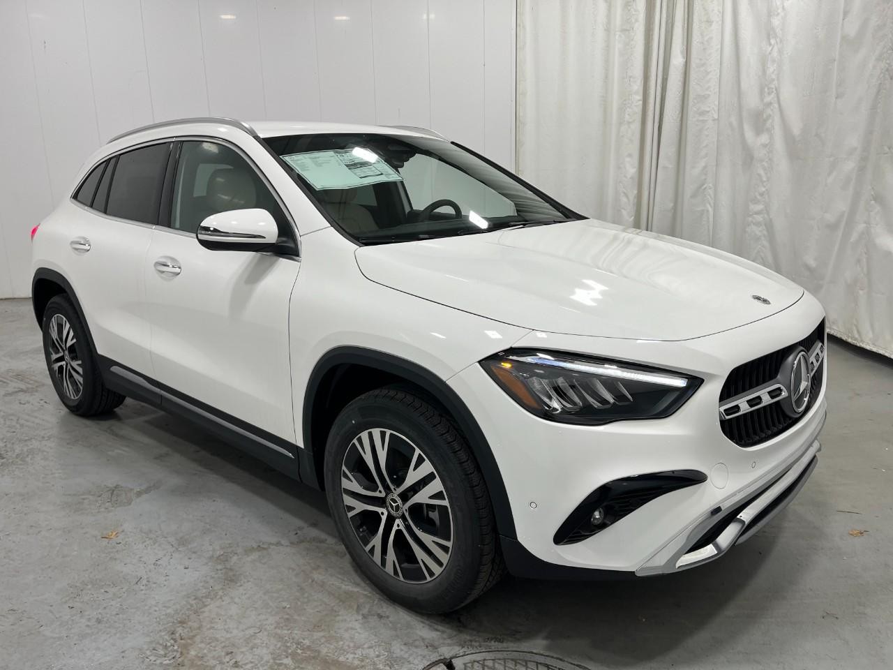 Mercedes-Benz GLA Vehicle Full-screen Gallery Image 6
