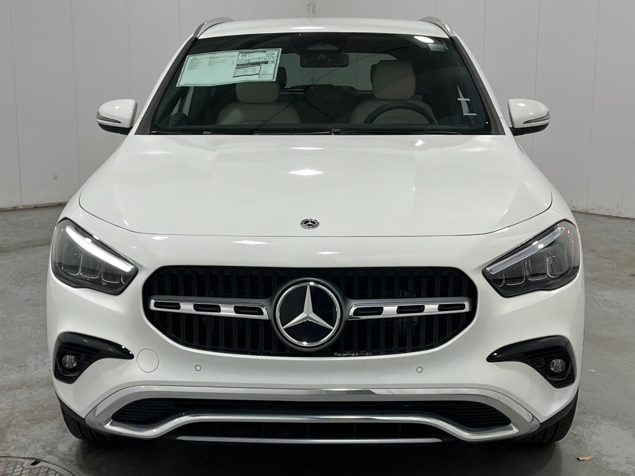 Mercedes-Benz GLA Vehicle Full-screen Gallery Image 7