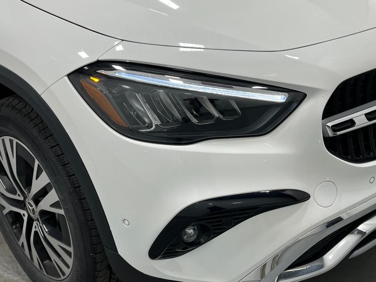 Mercedes-Benz GLA Vehicle Full-screen Gallery Image 8