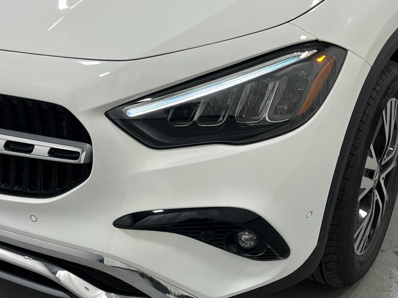 Mercedes-Benz GLA Vehicle Full-screen Gallery Image 9