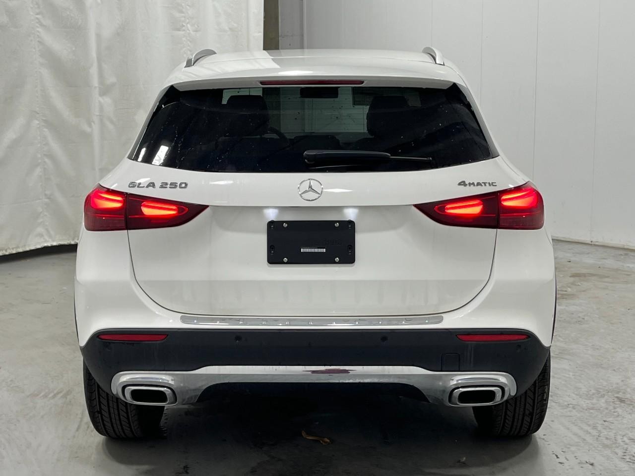 Mercedes-Benz GLA Vehicle Full-screen Gallery Image 10