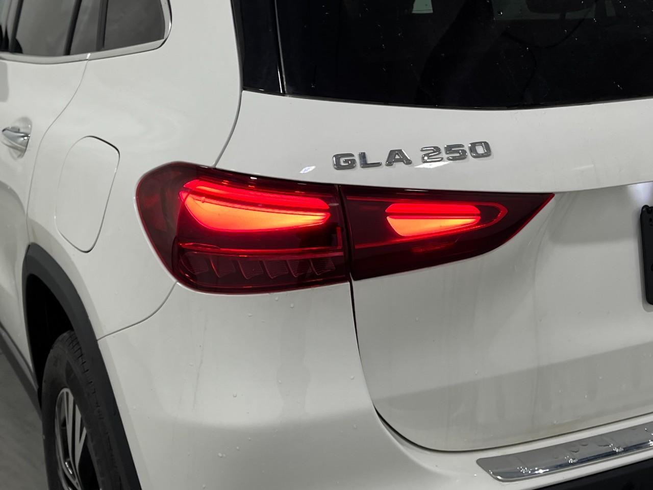 Mercedes-Benz GLA Vehicle Full-screen Gallery Image 11