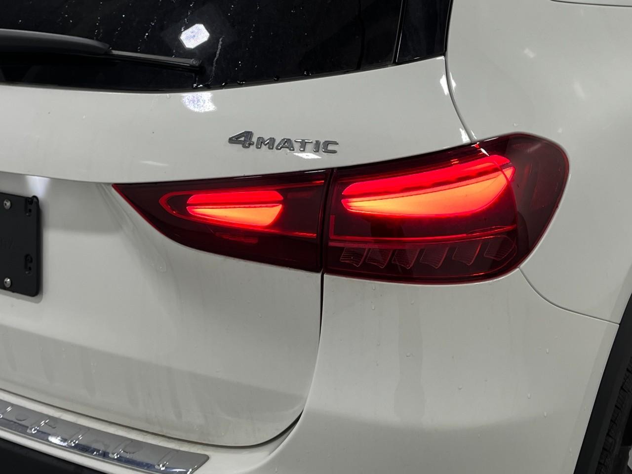 Mercedes-Benz GLA Vehicle Full-screen Gallery Image 12