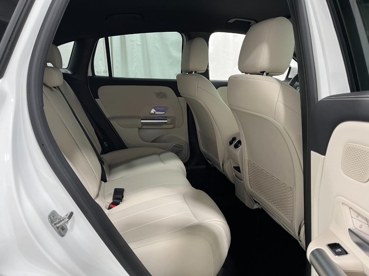 Mercedes-Benz GLA Vehicle Full-screen Gallery Image 13