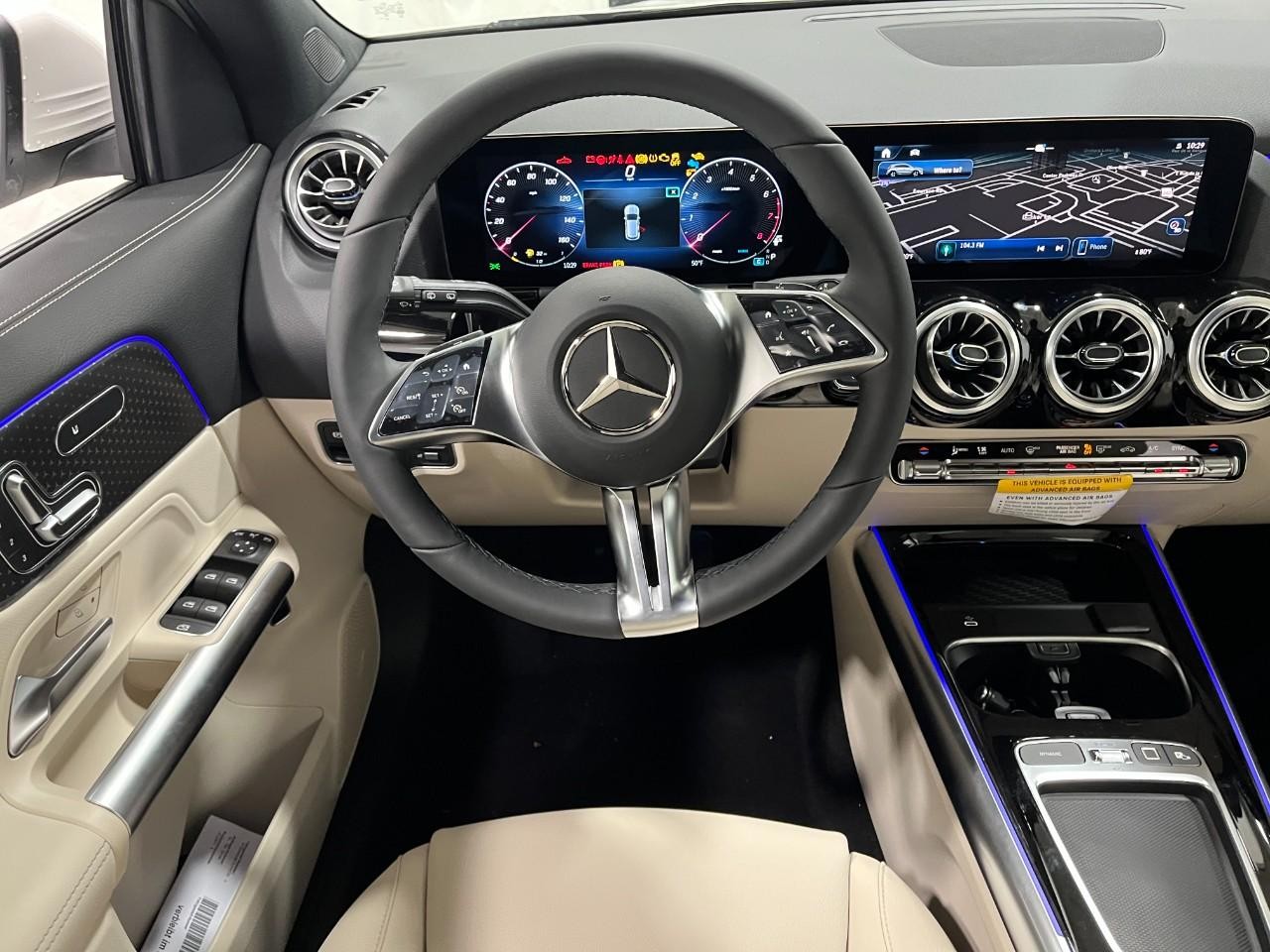 Mercedes-Benz GLA Vehicle Full-screen Gallery Image 15