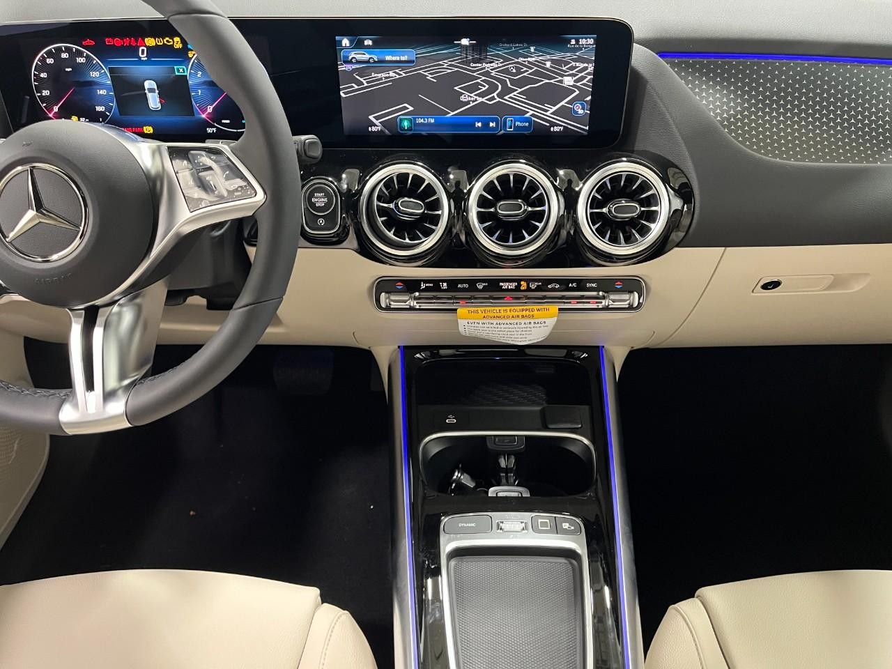 Mercedes-Benz GLA Vehicle Full-screen Gallery Image 16