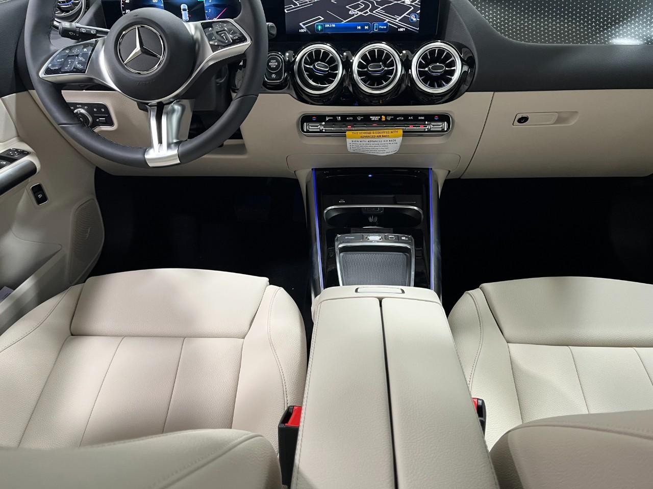 Mercedes-Benz GLA Vehicle Full-screen Gallery Image 17