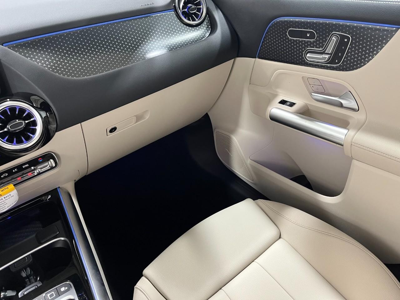 Mercedes-Benz GLA Vehicle Full-screen Gallery Image 19