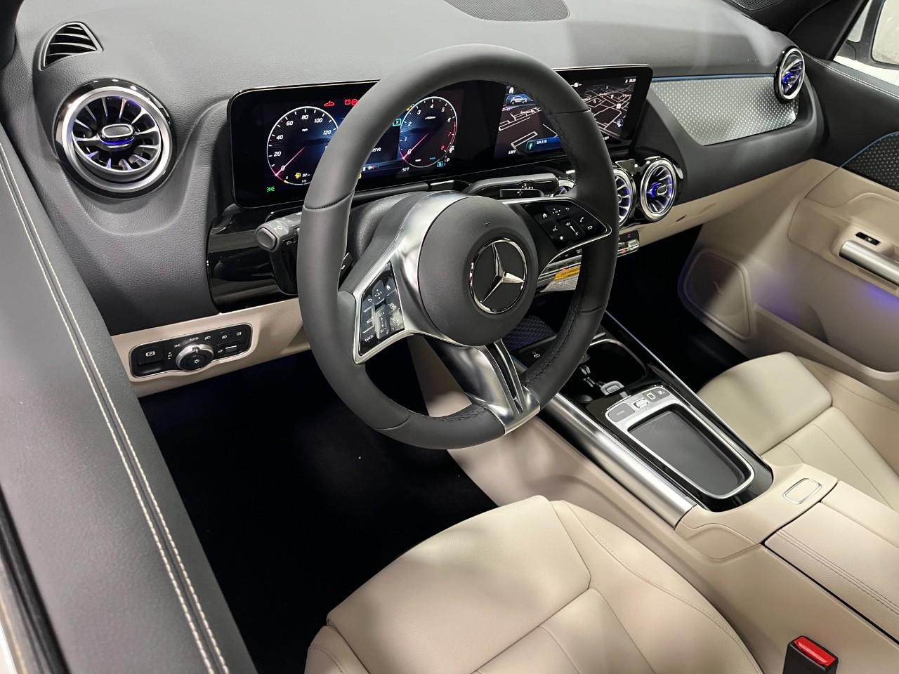 Mercedes-Benz GLA Vehicle Full-screen Gallery Image 20