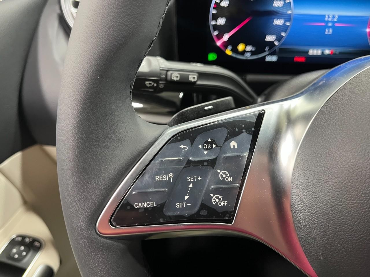 Mercedes-Benz GLA Vehicle Full-screen Gallery Image 21