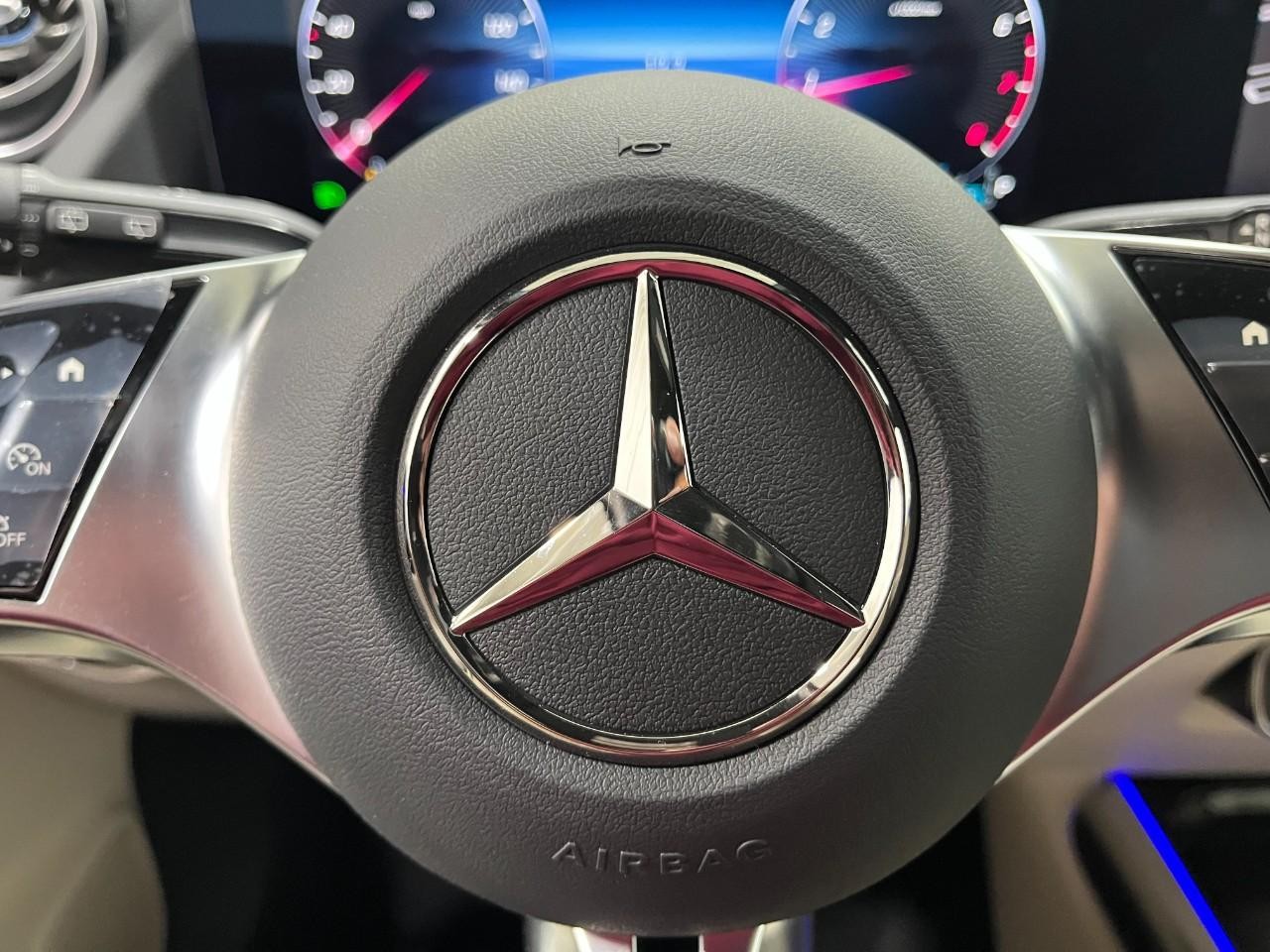 Mercedes-Benz GLA Vehicle Full-screen Gallery Image 22