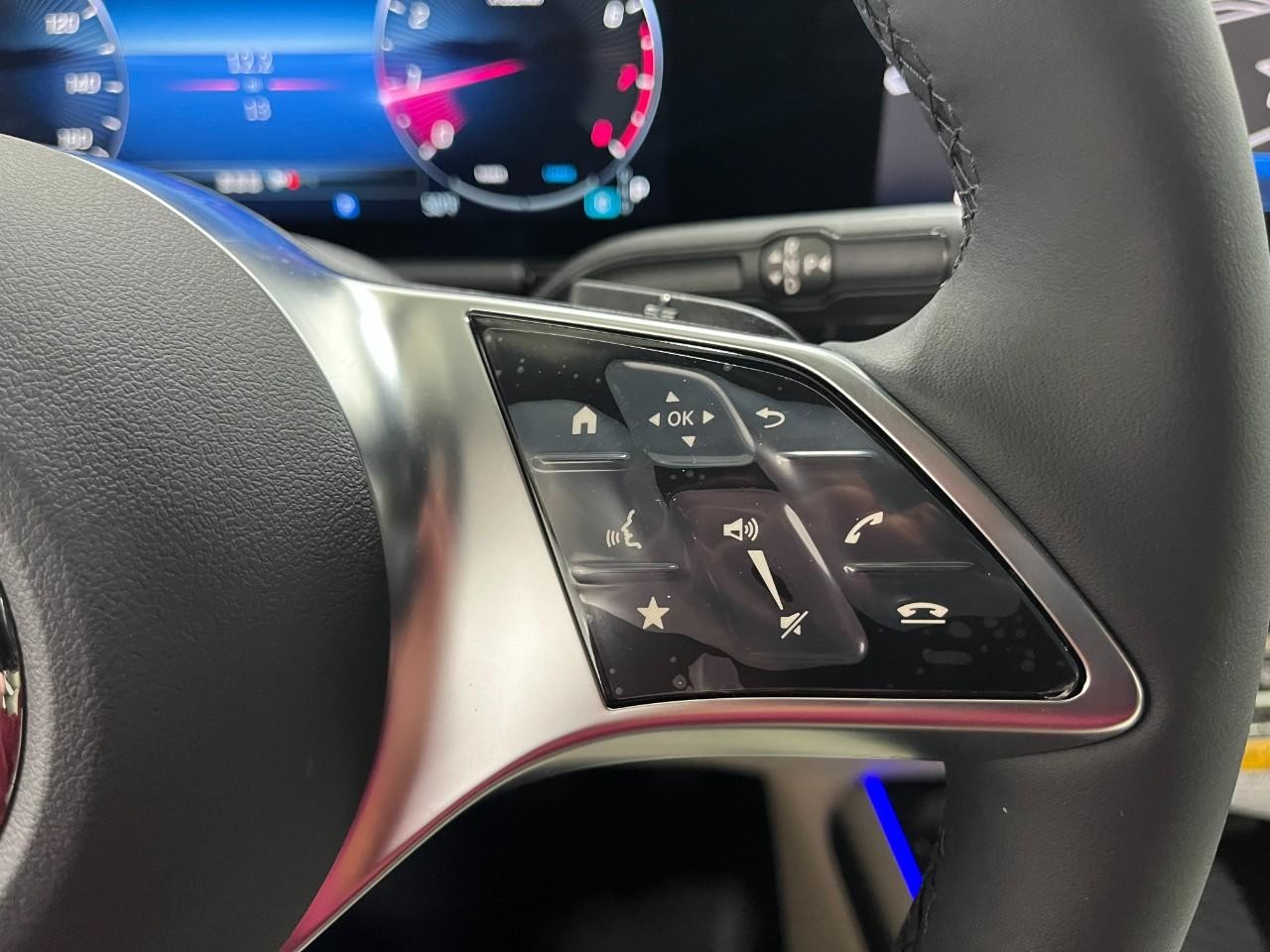 Mercedes-Benz GLA Vehicle Full-screen Gallery Image 23