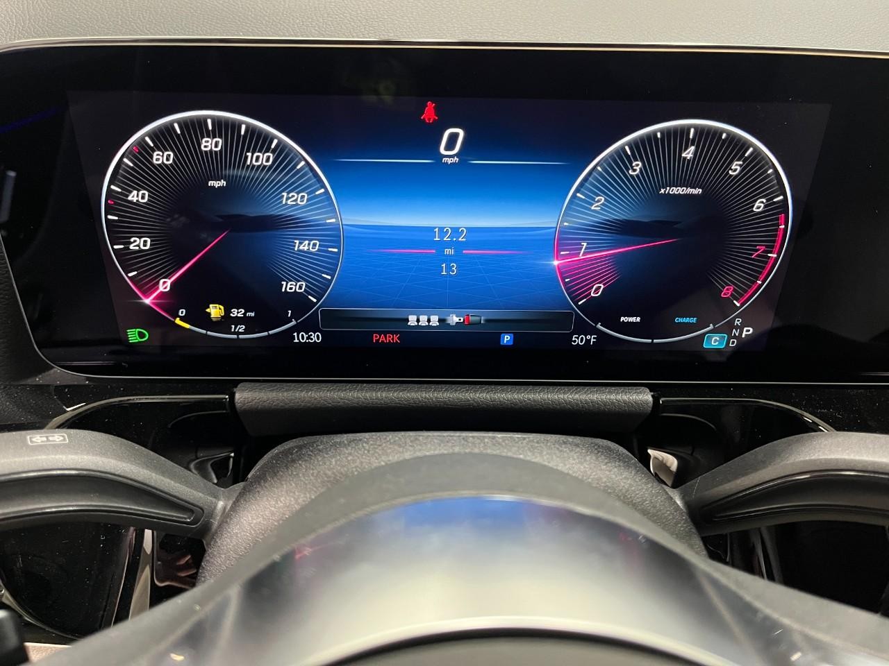 Mercedes-Benz GLA Vehicle Full-screen Gallery Image 24