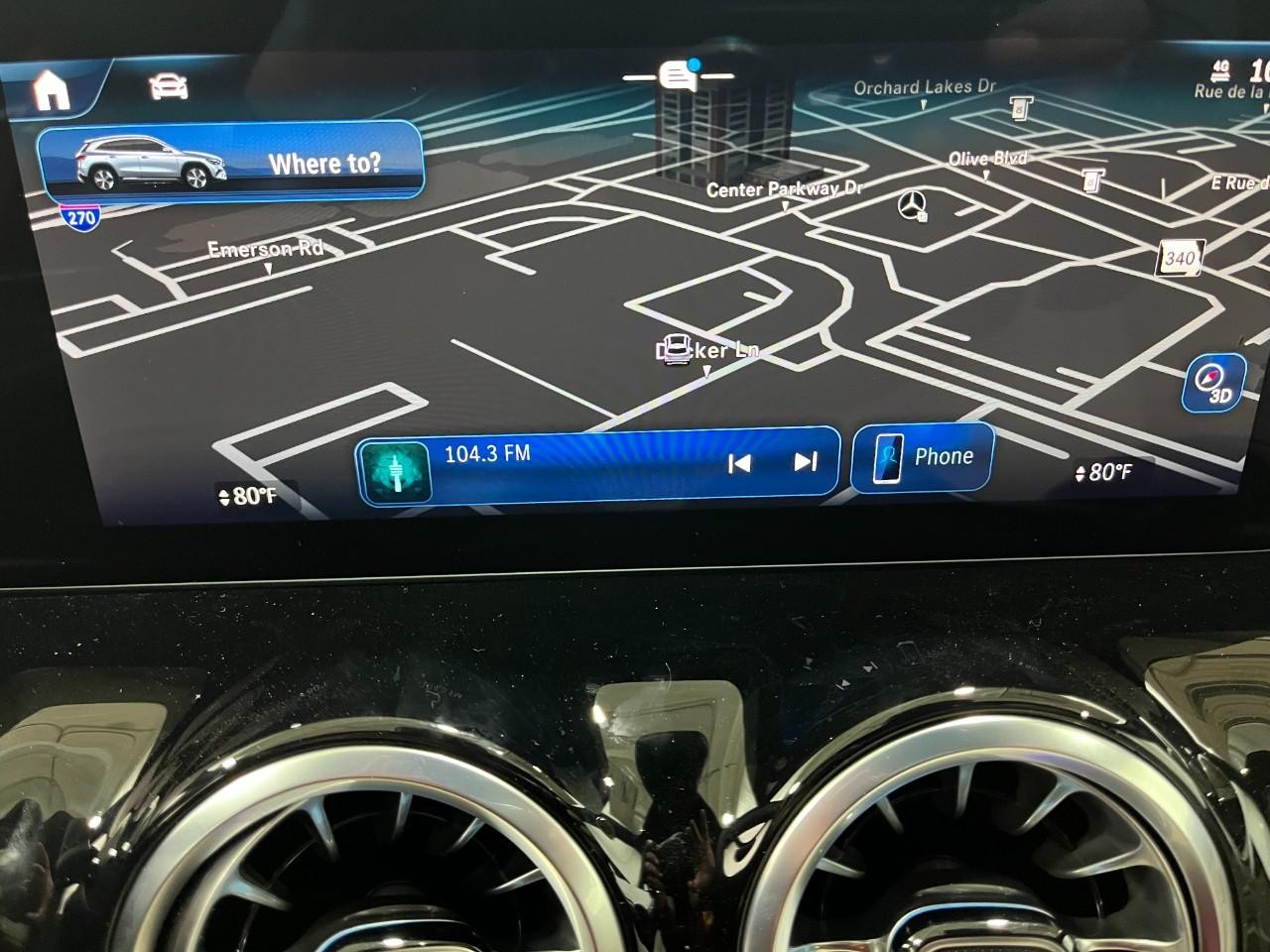 Mercedes-Benz GLA Vehicle Full-screen Gallery Image 25