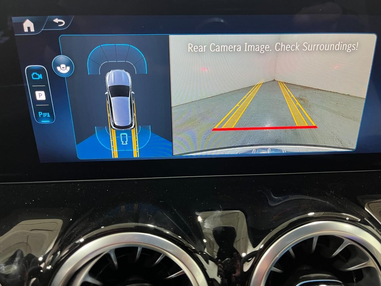 Mercedes-Benz GLA Vehicle Full-screen Gallery Image 26