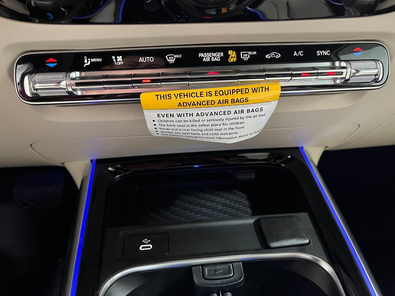 Mercedes-Benz GLA Vehicle Full-screen Gallery Image 27