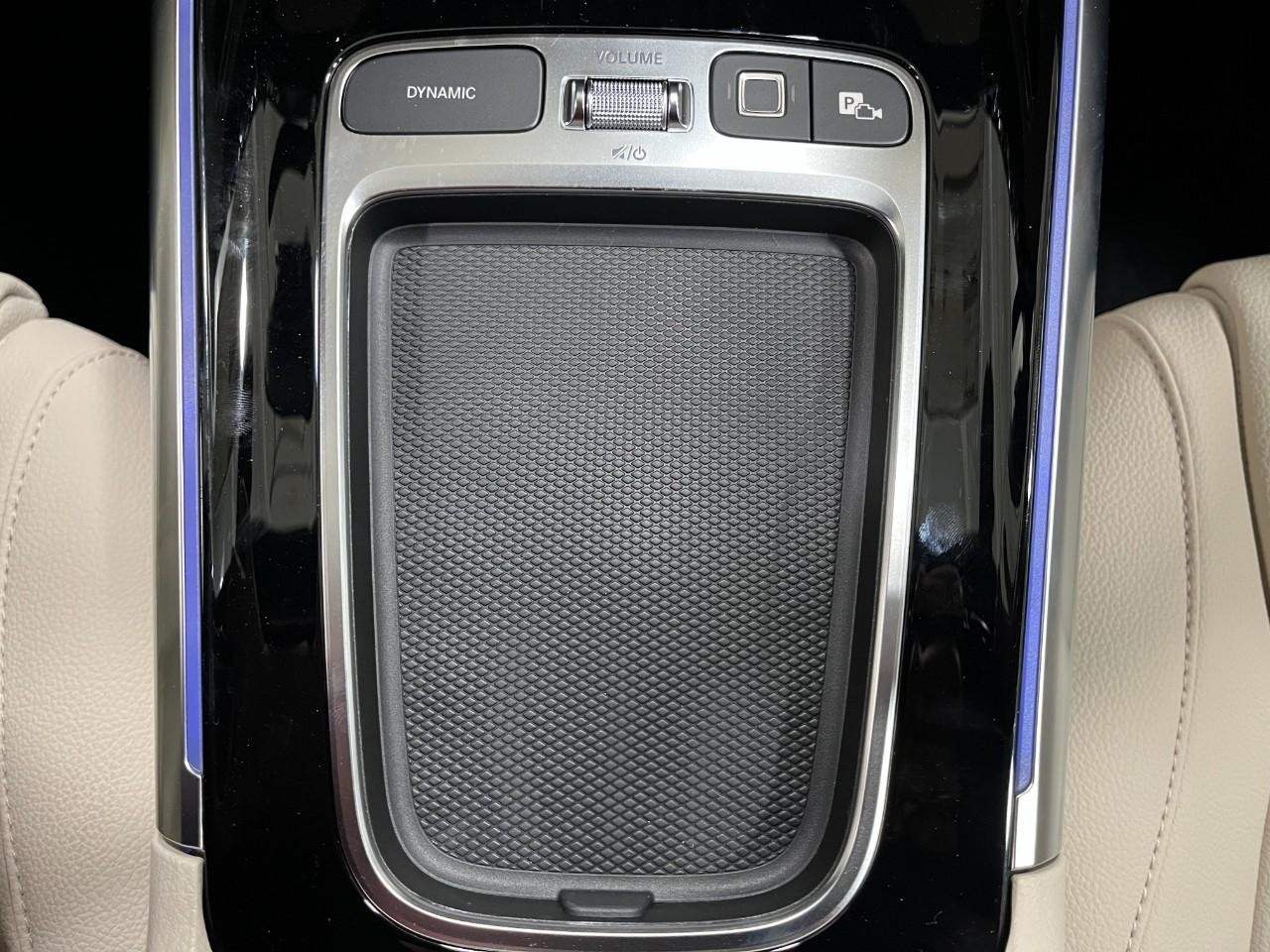 Mercedes-Benz GLA Vehicle Full-screen Gallery Image 28