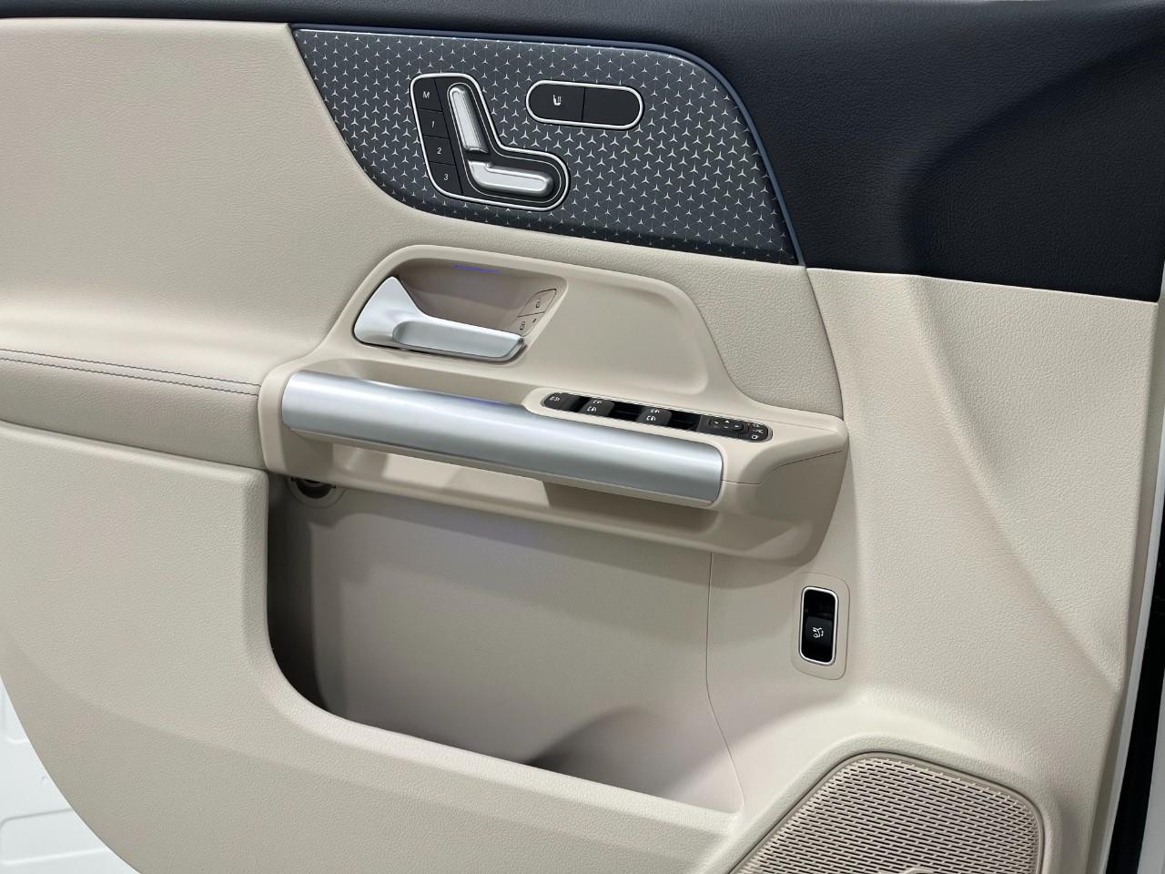 Mercedes-Benz GLA Vehicle Full-screen Gallery Image 29