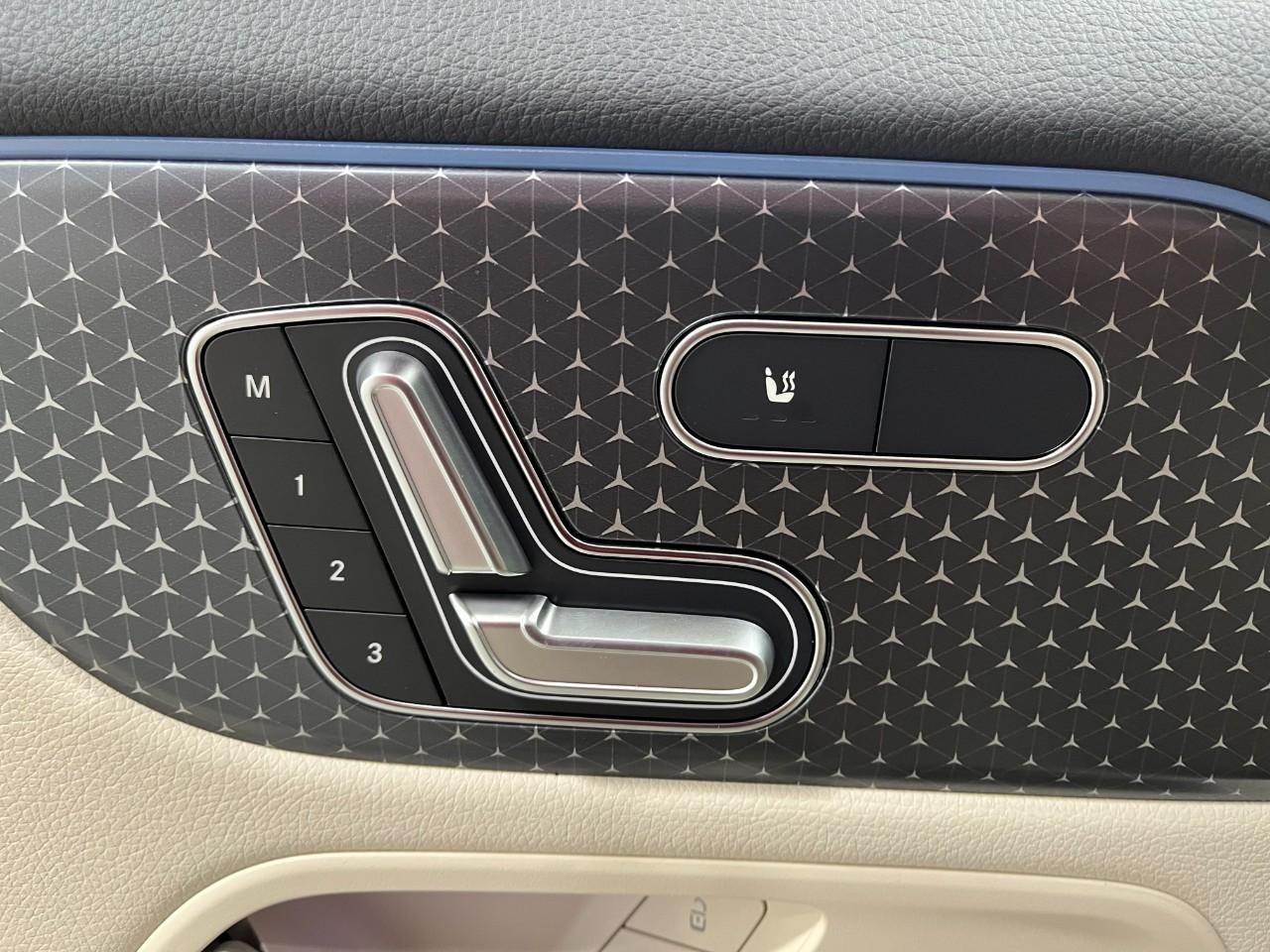 Mercedes-Benz GLA Vehicle Full-screen Gallery Image 30