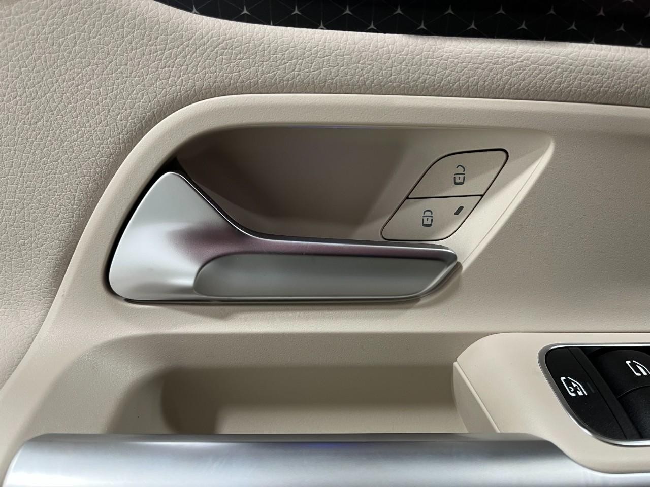 Mercedes-Benz GLA Vehicle Full-screen Gallery Image 31