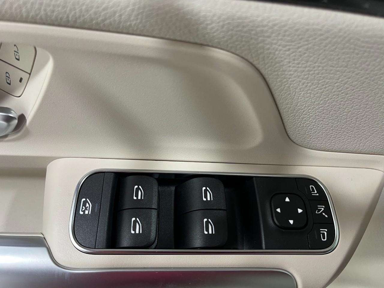 Mercedes-Benz GLA Vehicle Full-screen Gallery Image 32