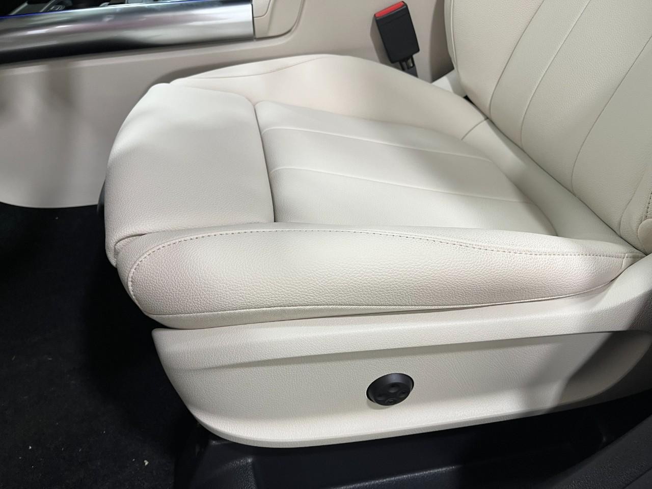 Mercedes-Benz GLA Vehicle Full-screen Gallery Image 33