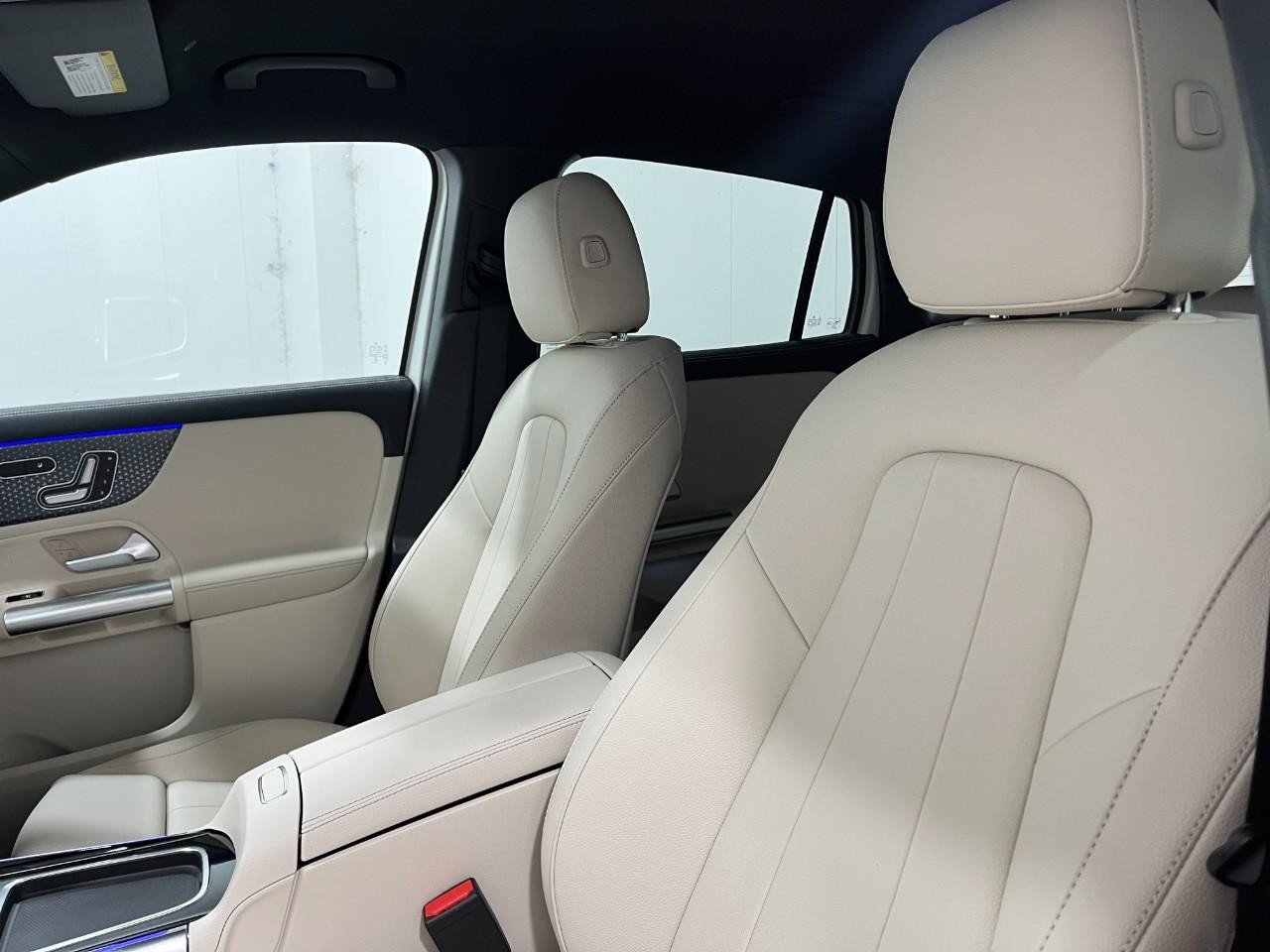 Mercedes-Benz GLA Vehicle Full-screen Gallery Image 34