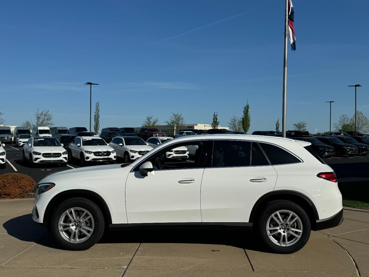 Mercedes-Benz GLC Vehicle Full-screen Gallery Image 2