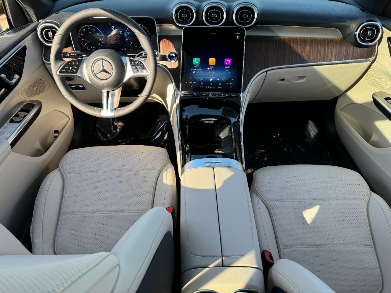 Mercedes-Benz GLC Vehicle Full-screen Gallery Image 6