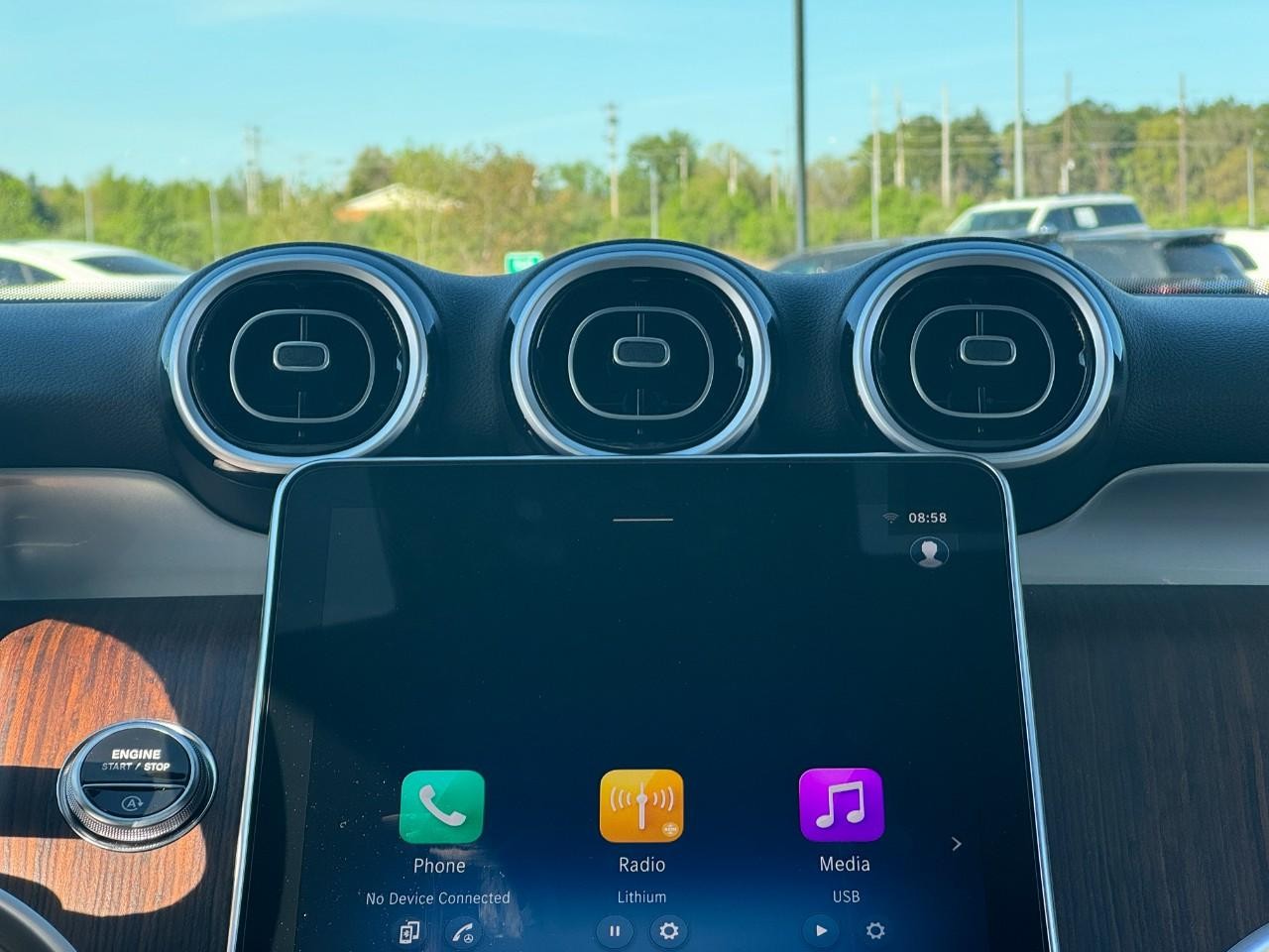 Mercedes-Benz GLC Vehicle Full-screen Gallery Image 8